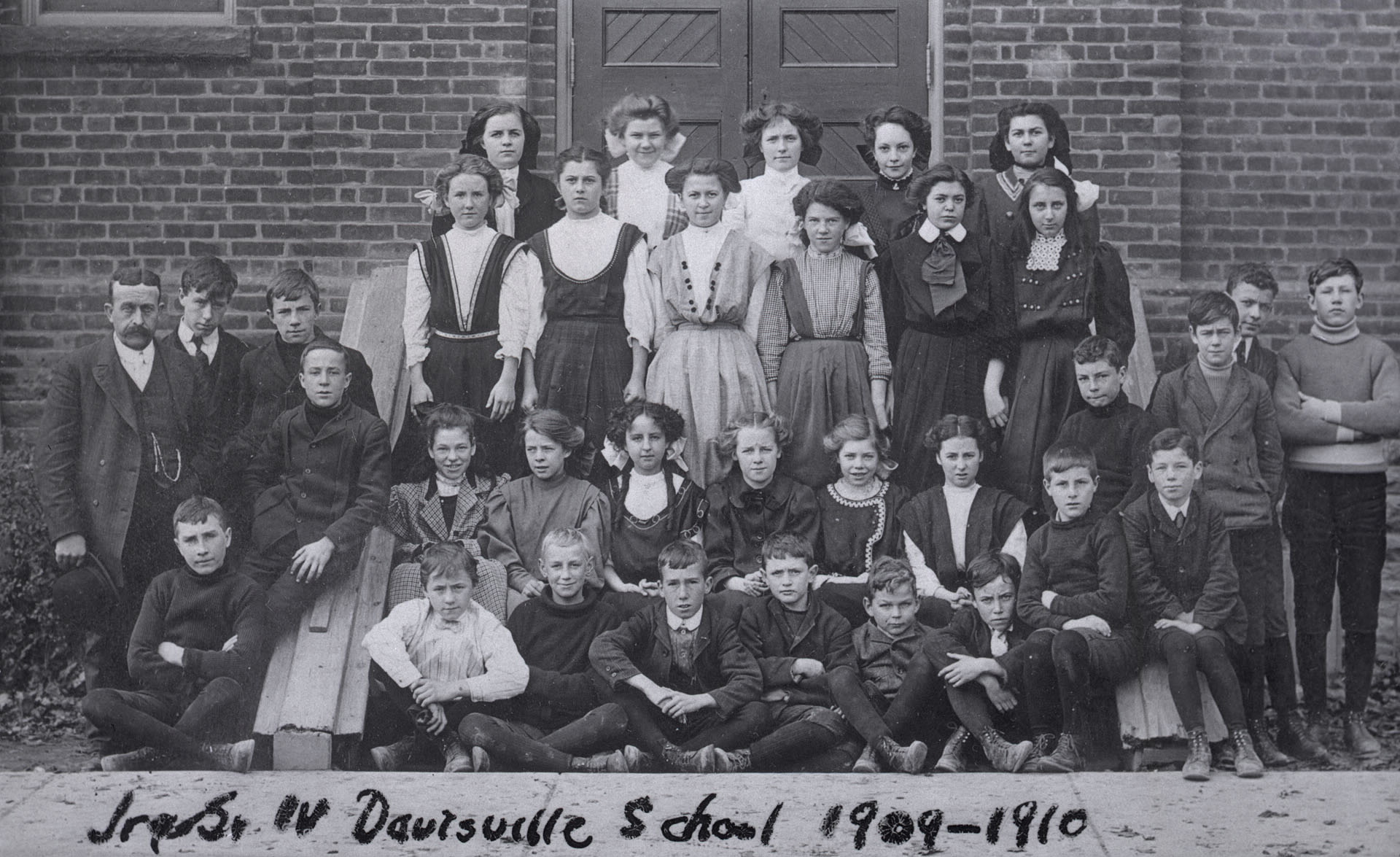 Class photo from Davisville School 1909-1910